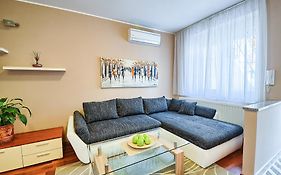 E&E Apartment Arena With Free Private Parking
